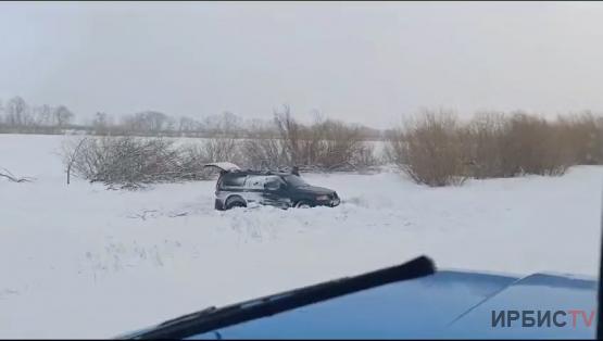 Машина с двумя рыбаками застряла в буран в Павлодарской области